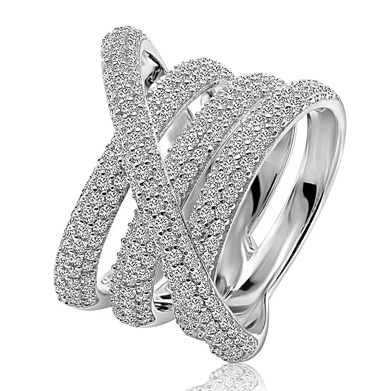 Anillo de circonita de plata esterlina con diamantes completos y microincrustaciones para un brillo deslumbrante y una elegancia duradera.