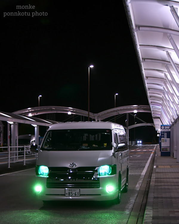 ハイエースワゴンのハイエースワゴン・カメ活・空港・フロントテーブル・ラップ塗装に関するカスタム事例の投稿画像1枚目