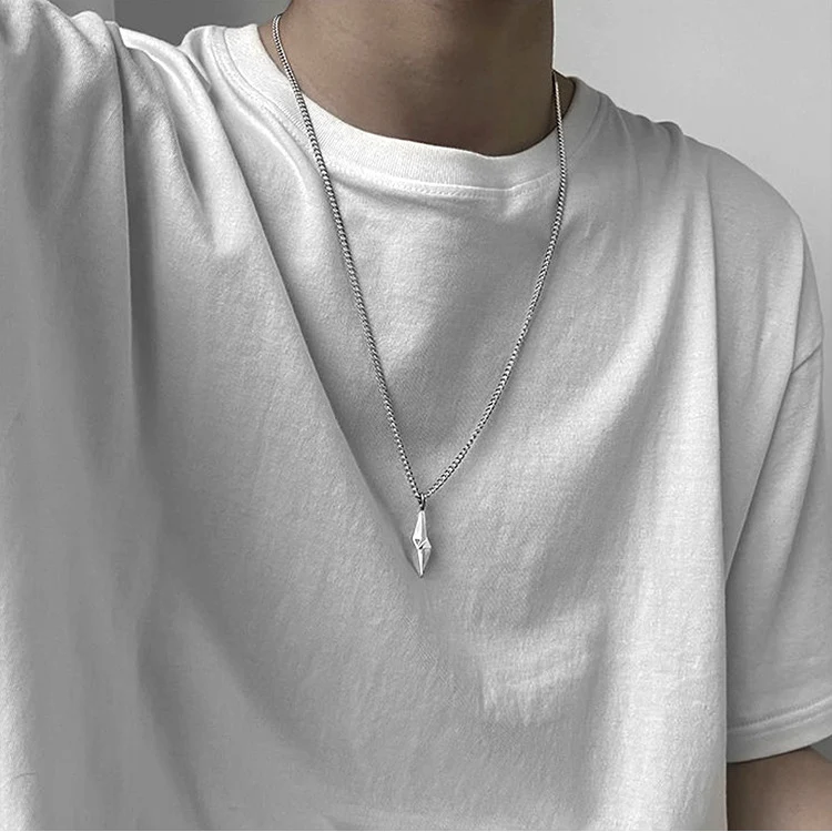 Collier géométrique diamant, croix tridimensionnelle, étoile et éclair. Un bijou unique pour un look stylé, parfait pour toutes les occasions.