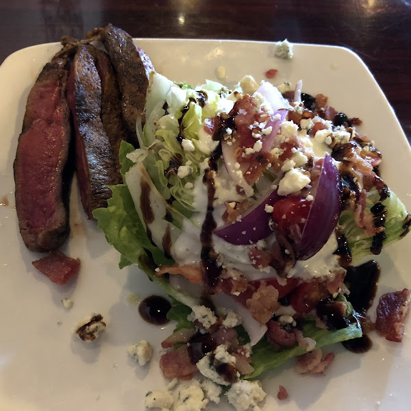 Steak wedge salad