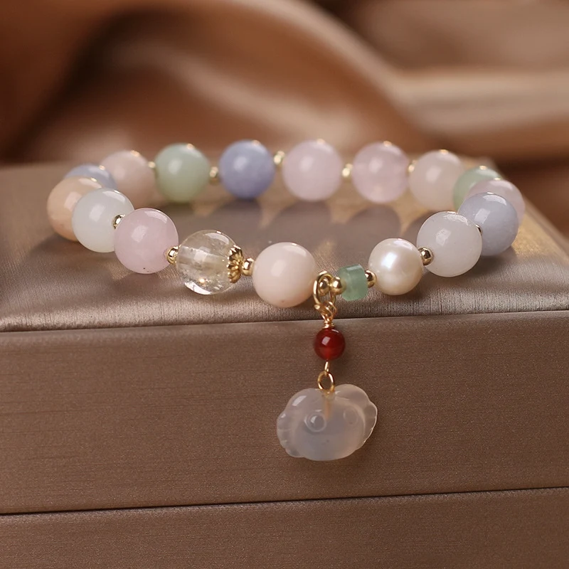 Eenvoudige, veelzijdige armband met natuurlijke morganiet. Een tijdloze toevoeging voor elke outfit, die je natuurlijke schoonheid subtiel accentueert.
