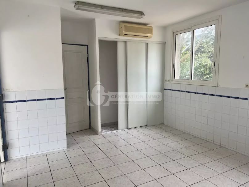 Location  locaux professionnels 3 pièces 40 m² à Fontvieille (13990), 800 €