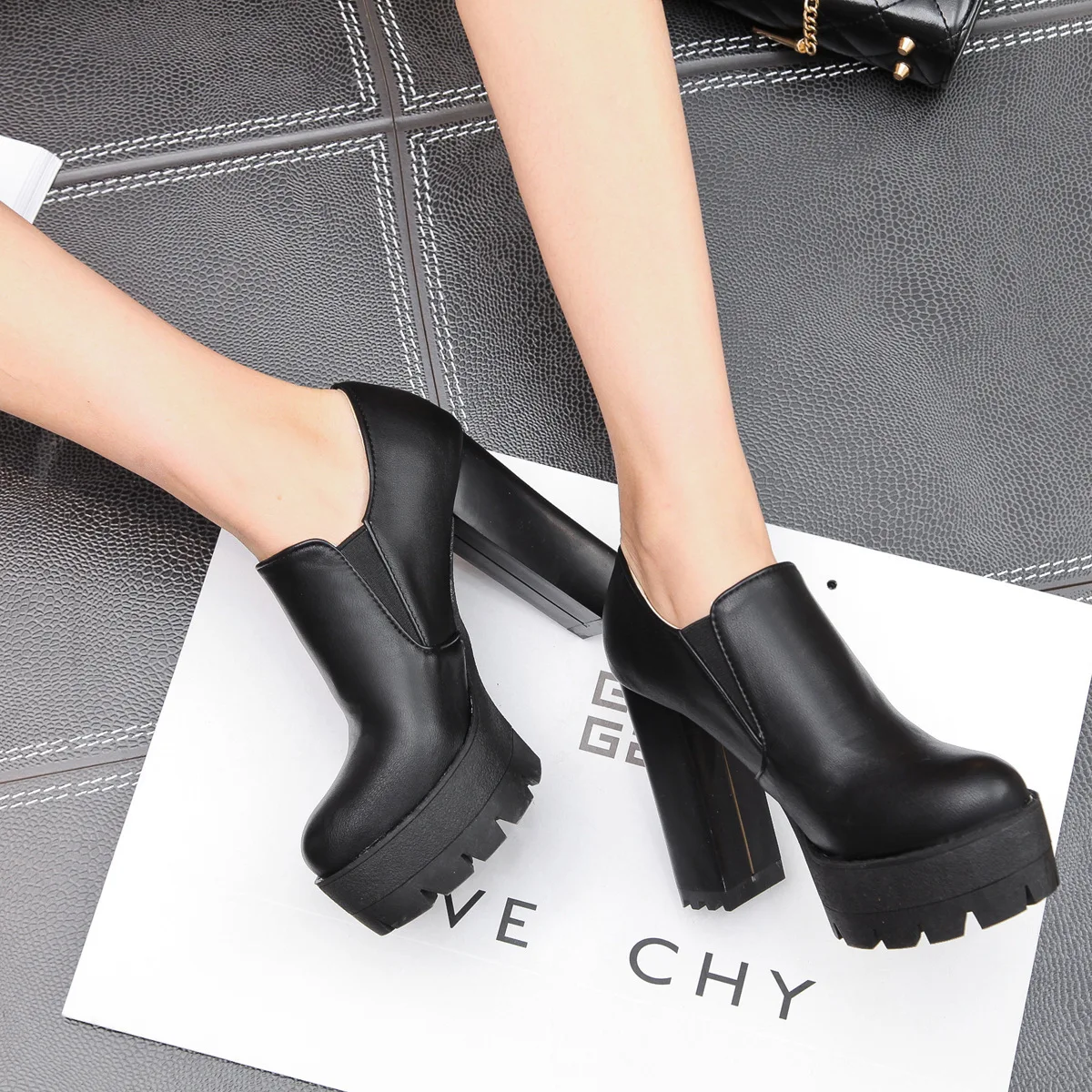 Title 4, Große, tief ausgeschnittene High Heels für Dame...