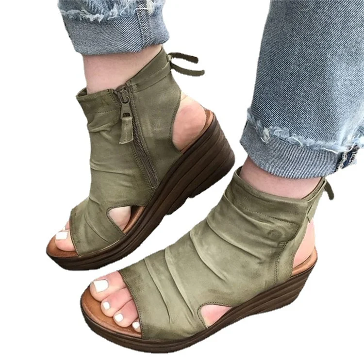 Sandálias femininas de cunha com zíper lateral e superfície com babados. Conforto e elegância para seus pés, perfeitas para um visual charmoso no verão.