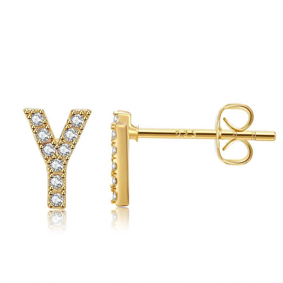 Clous d'oreilles tendance avec petites lettres. Un accessoire élégant et discret pour personnaliser votre look quotidien avec style.