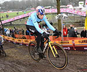 Wout van Aert zit ook nog na zijn derde plek op de fiets en verwijst naar zijn eerste grote liefde: "Veel schuine kanten"