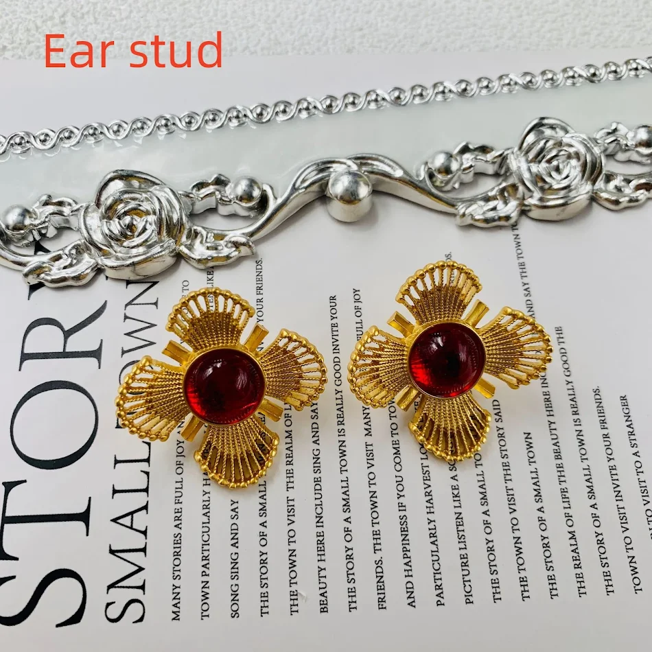 Brincos de vidro com marcação Monet tridimensional esculpida, banhados a ouro real. Elegância e sofisticação.
