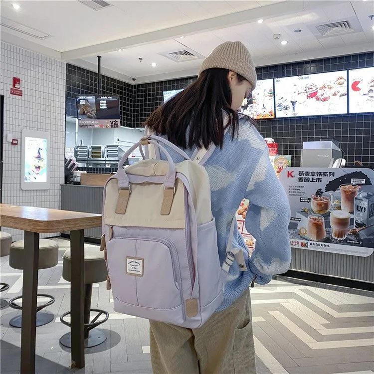 Grand sac de voyage pour étudiants du lycée sur le campus. Idéal pour les voyages scolaires et les escapades du week-end. Design durable et spacieux.