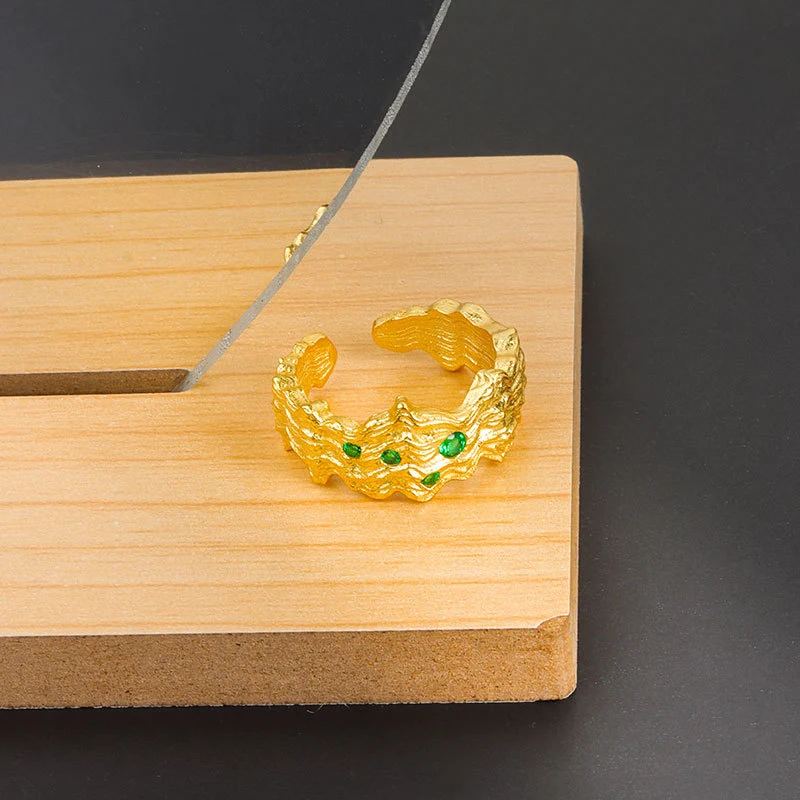 Koreaanse stijl ring met een speciaal design, onregelmatige textuur en een uniek oppervlak, bezet met zirkonia.