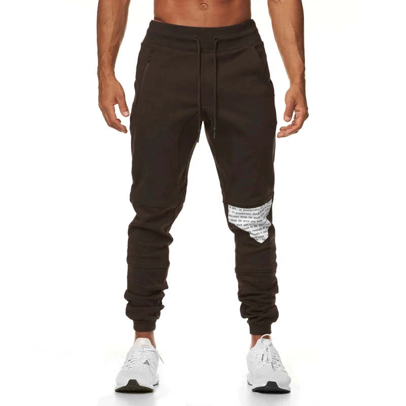 Pantaloni fitness da uomo con cuciture a toppa, vestibilità slim. Perfetti per l'allenamento, comodi e alla moda.