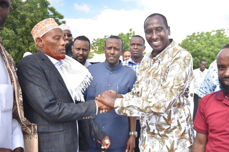 Wajir Governor Mohamed Abdi (R) and elders bid farewell to Degodia supreme leader Wabar Abdille.