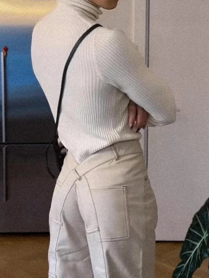 Low-rise Crossover Jeans for women. Comfortable and stylish, flattering fit, modern design. Perfect for a casual and tre