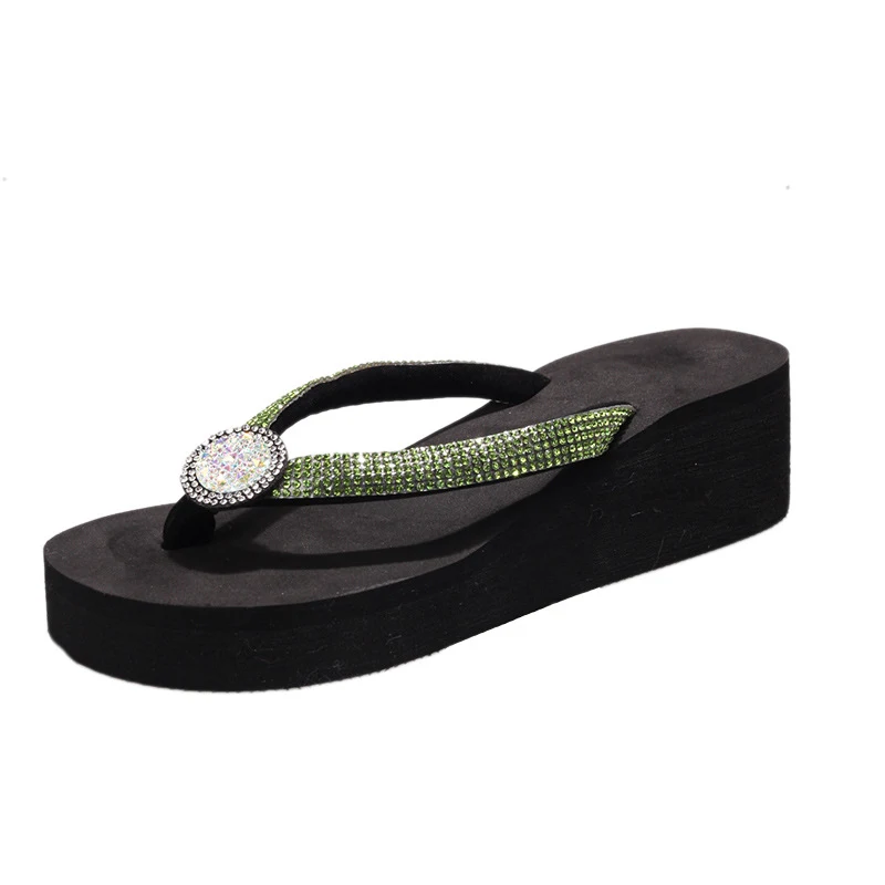 Zomerse plateau sleehak slippers met strass. Comfortabele en stijlvolle schoenen voor warme dagen. De perfecte aanvulling voor je zomerse outfit.