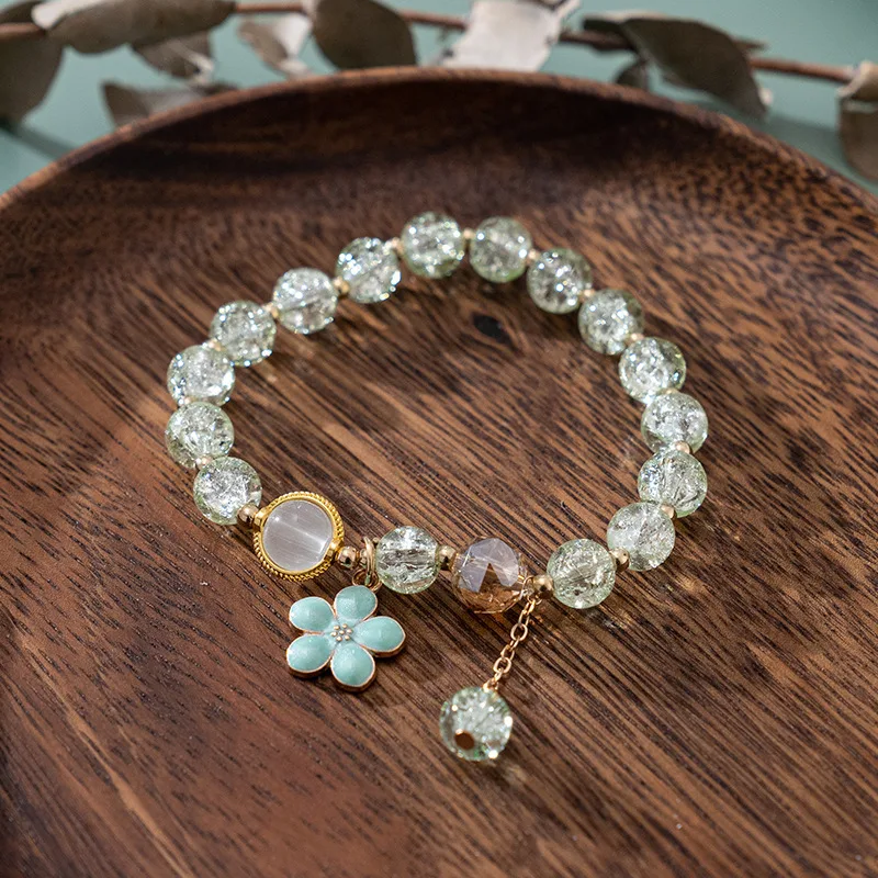 Kleurrijke bloemenarmband met maansteen kwastje, een stijlvol accessoire. Perfect om een vleugje elegantie en kleur toe te voegen aan je outfit.