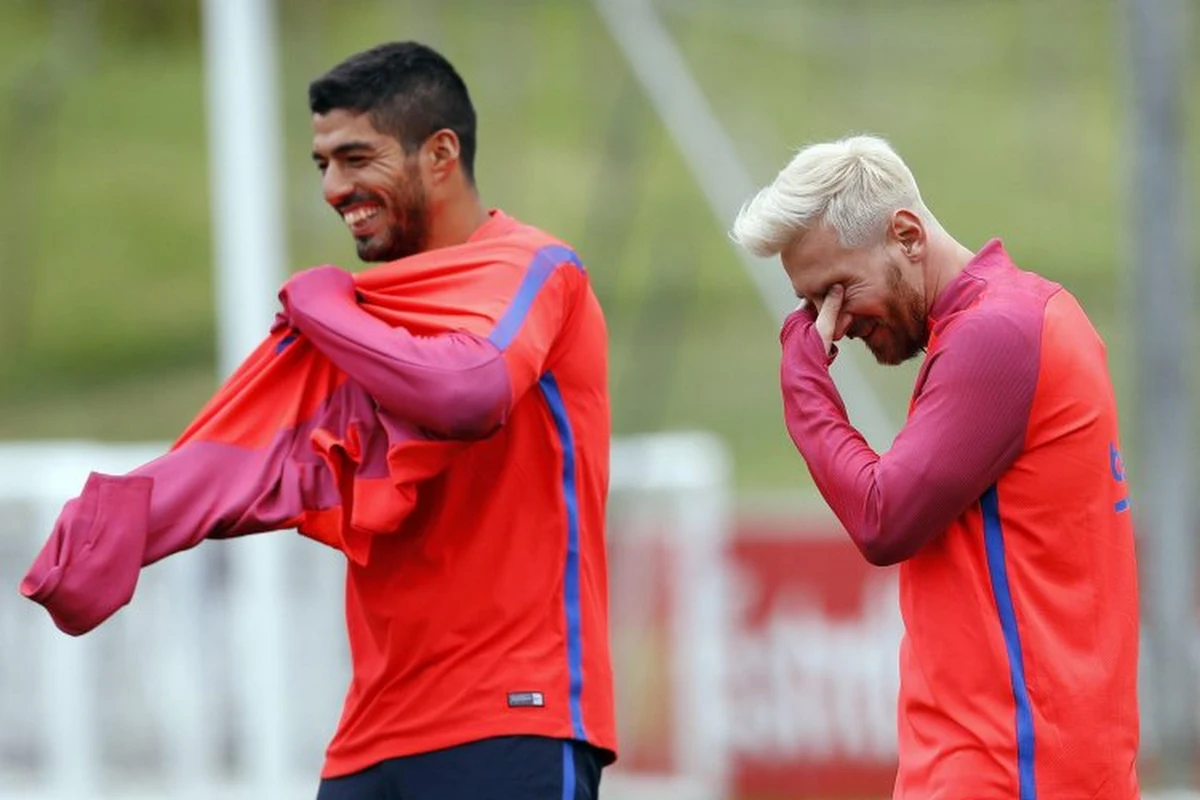 Hilarisch! Suárez lacht Liverpool-speler vierkant uit met z'n haar