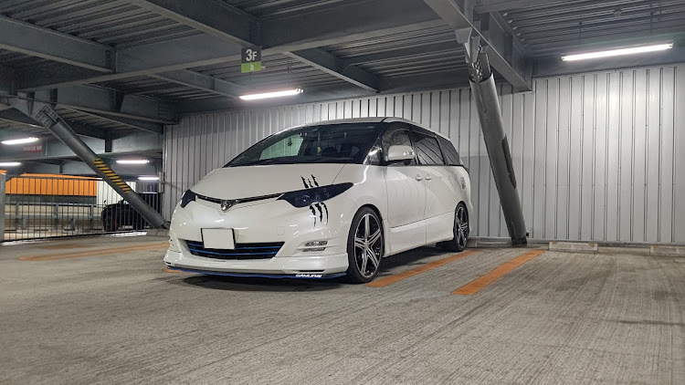 エスティマの台風一過・立体駐車場盛れる？・待ち時間にパシャり・立体駐車場に関するカスタム事例の投稿画像1枚目