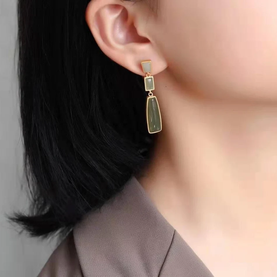 Vintage groene geometrische oorbellen, stijlvol en modieus. Een uniek sieraad dat jouw outfit verrijkt met een vleugje retro charme.