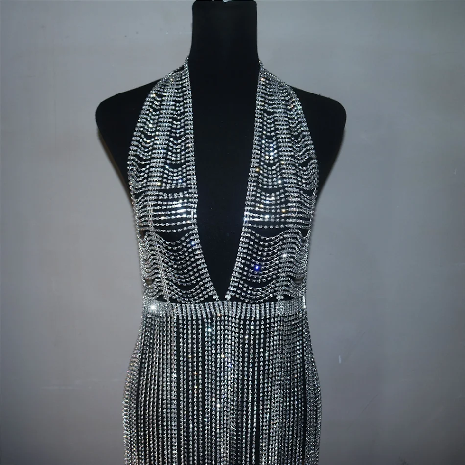 Luxe dames jurk met body chain statement. Opvallend mode accessoire. Accentueert de taille en halslijn. Maak een statement met dit glamoureuze kledingstuk.