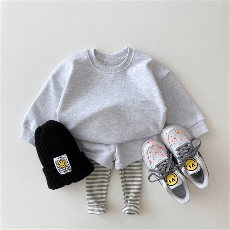 Tweedelige casual baby set, joggingbroek in snoepkleuren, zacht en comfortabel om in te spelen en ontdekken, perfect voor dagelijks gebruik en avonturen.