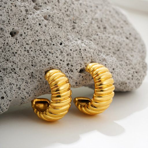 Title 21, 18K Gold C-Shaped Simple Diagonal Stripe Stud E...