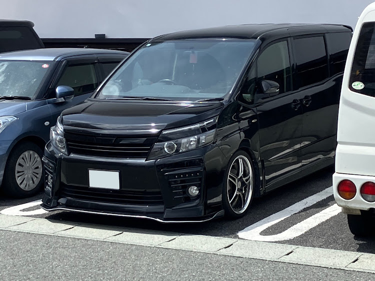 ヴォクシーの６月もよろしくお願いします・狭い駐車場・前方駐車に関するカスタム事例の投稿画像1枚目