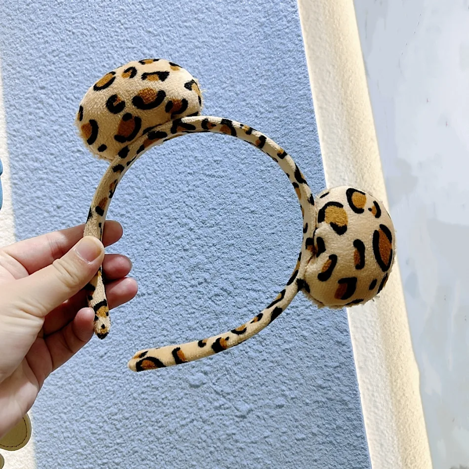 Plišana i mekana leopard mašna traka za kosu, za zabavan i udoban izgled, drži kosu na mestu sa stilom i nežnošću.