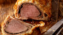 Beef Wellington envolto em massa folheada com patê de fois e molho de vinho tinto p/12 pessoas