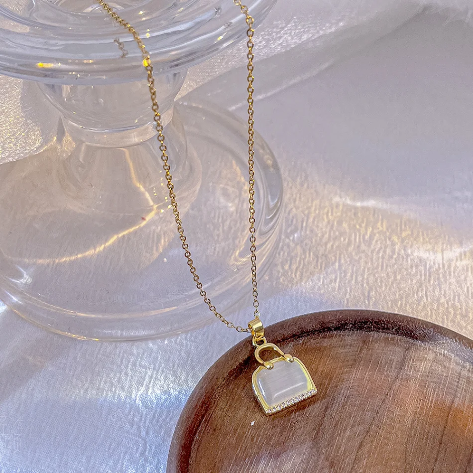 High-end eiersteen hanger met titanium stalen ketting voor dames. Een luxe accessoire met een uniek design.