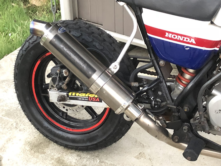 ジムニーJA22改さんが投稿したDIY・エムズガレージ・マフラー交換に関するカスタム事例の投稿画像2枚目