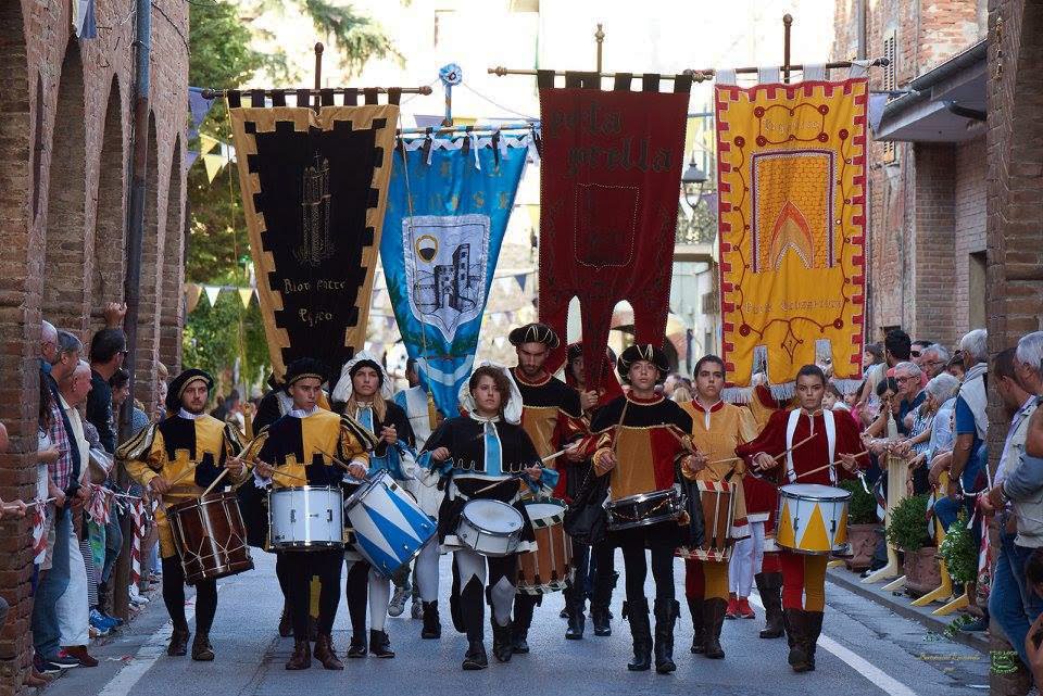 Il Rione Centro, il Rione Porta Senese, il Rione Porta Gorella  e il Rione Porta Grossetana, 
Sagra della Granocchia e palio della Granocchia, Paganico