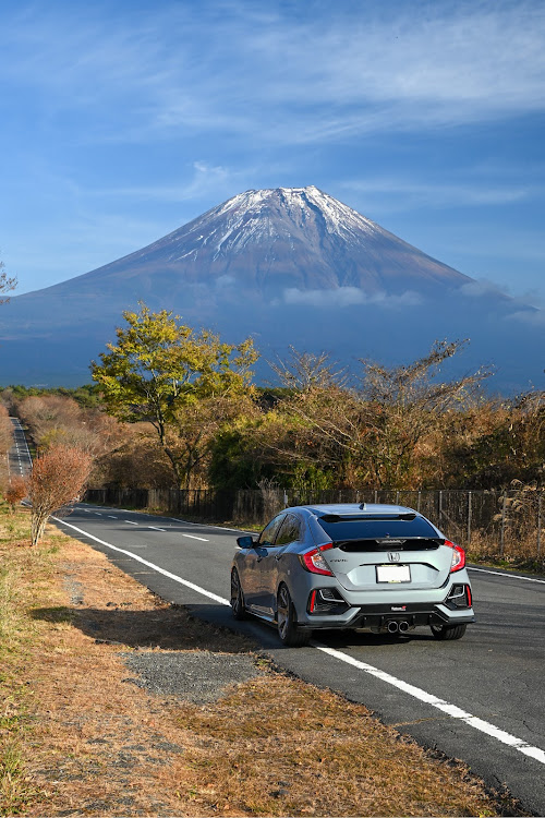 シビックのソニグレ・FK7・黄葉コラボに関するカスタム事例の投稿画像1枚目