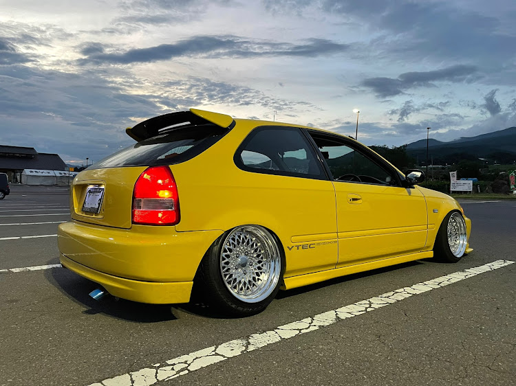 シビックのホイール交換・車高調整・シビックタイプR・フロントラインホイールに関するカスタム事例の投稿画像2枚目