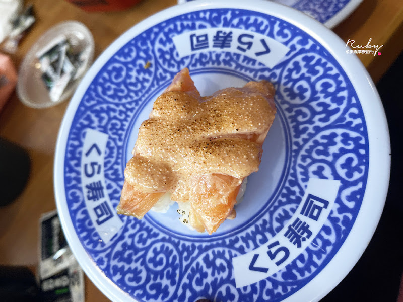 新莊美食-藏壽司新莊思源路店土藏造型街邊店，均一價40元迴轉壽司 -捷運環狀幸福站2號出口