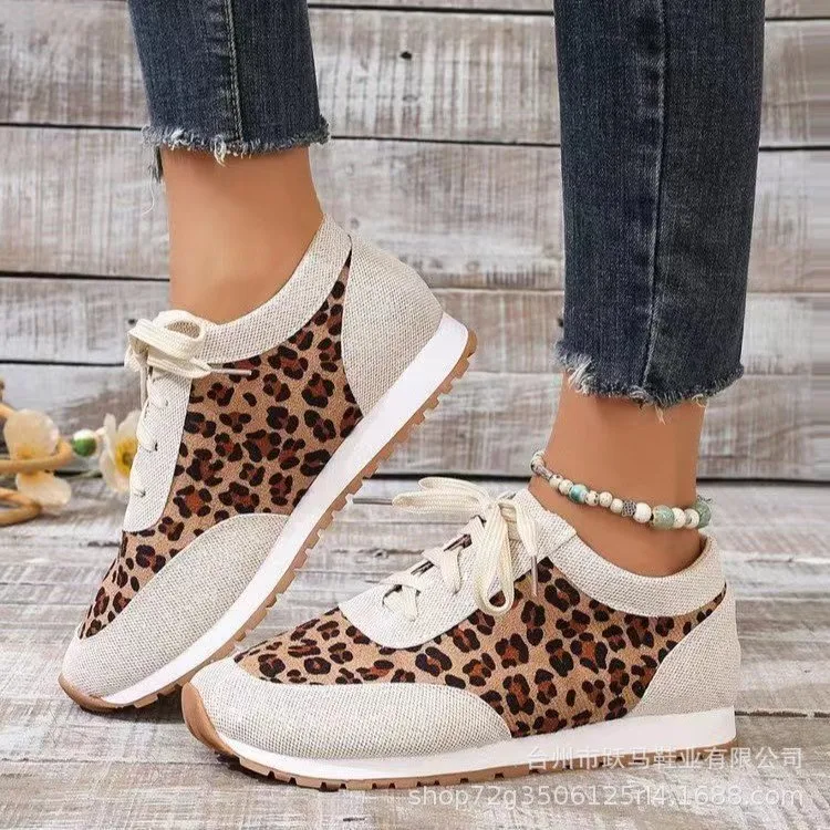 Ženske casual sportske cipele sa ravnim đonom, leopard printom i pertlama. Udobne patike za svakodnevno nošenje i lagane aktivnosti.