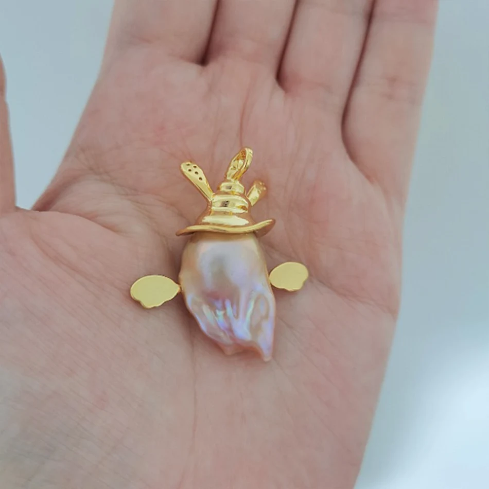 Petit pendentif de bijou en perle baroque naturelle Un bijou élégant pour sublimer votre style et révéler votre beauté intemporelle au quotidien.