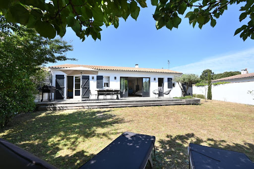 White house with wooden terrace in this luxury house for sale in Les Portes-en-Ré ($1,021,815 - 100 m²)