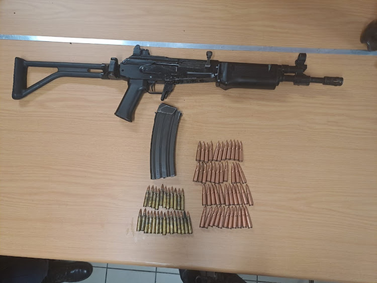 Police nabbed a suspect at Shongweni Dam, west of Durban, with an unlicensed rifle and ammunition.