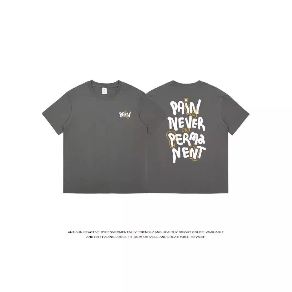 Camiseta de manga curta com estampa de letras soltas nas costas, feita de algodão de 230g, confortável e ideal para uso diário e looks casuais.