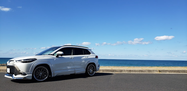 カローラクロスの海と愛車・久村海岸駐車場・最初のころのうちの車に関するカスタム事例の投稿画像1枚目