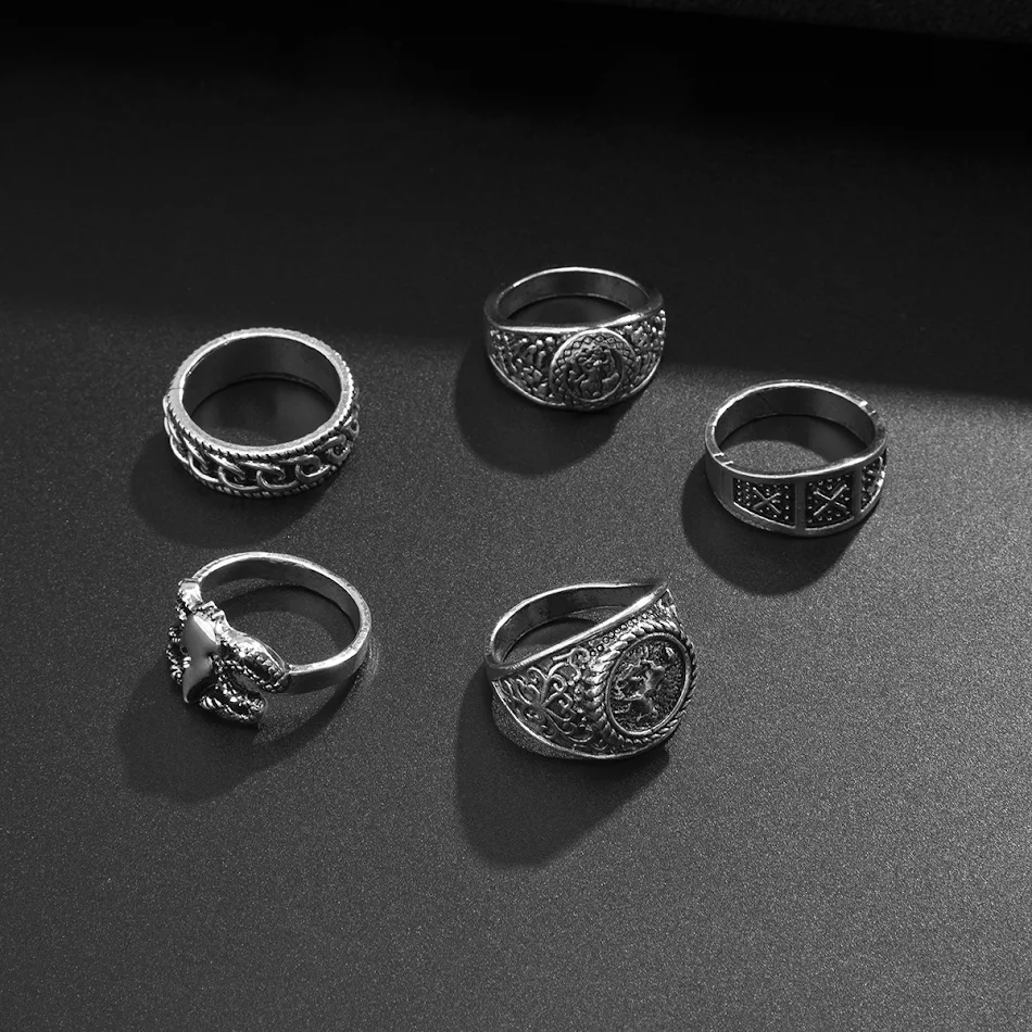 Ensemble de bagues pour homme Totem Cheval Flamme multi-éléments, cinq pièces. Affirmez votre style avec cet accessoire masculin unique et élégant.