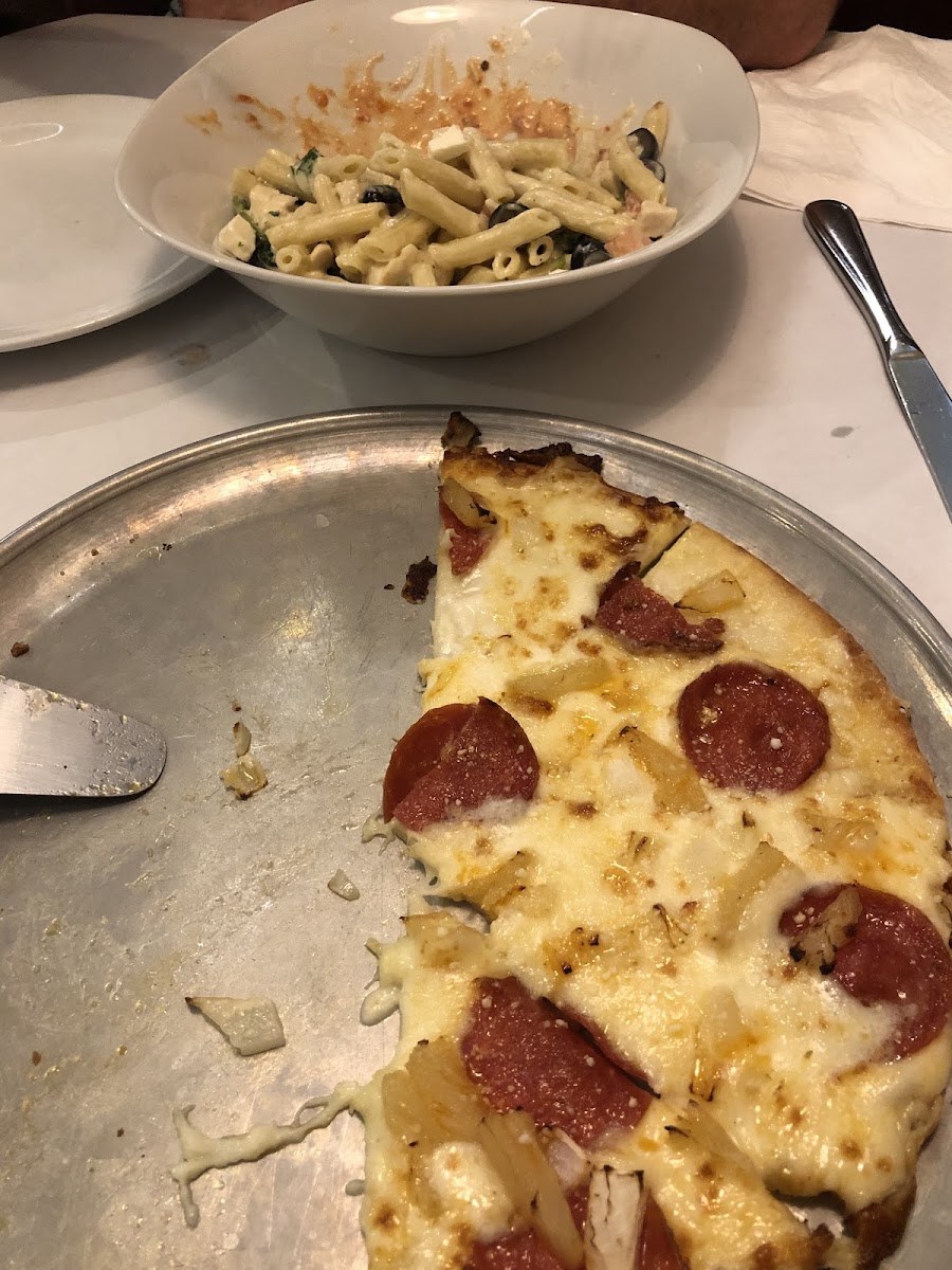 Alfredo pizza and penne with alfredo and chicken.