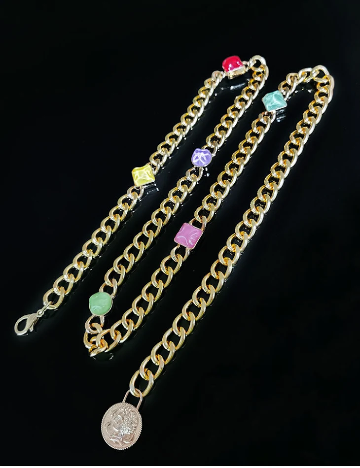 Jurk met Dunne Tailleband en Diamanten Tailleaccenten Vormt Figuur en Geeft een Luxe Uitstraling voor Speciale Gelegenheden
