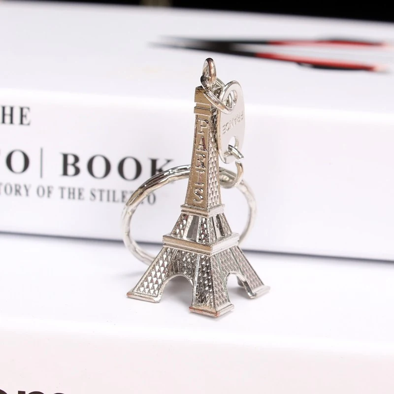 Llavero Torre Eiffel París Vintage Un accesorio icónico y elegante para llaves. Perfecto recuerdo o regalo, ideal para fans de la ciudad.
