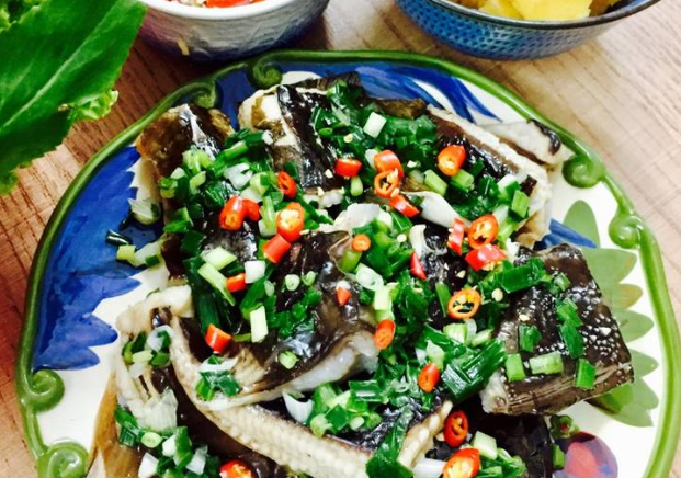Cá đuối nấu gì ngon? Bạn có thể hấp mỡ hành cũng rất tuyệt vời