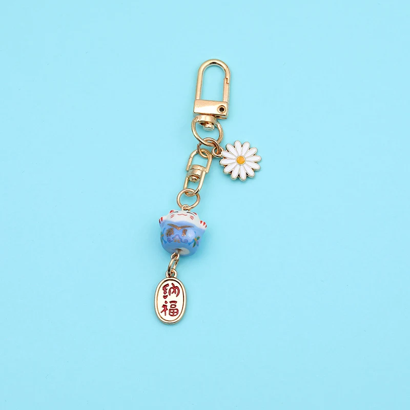 Porte-clés chat porte-bonheur en céramique avec cœur, adorable. Un porte-bonheur mignon et chanceux, parfait pour ajouter une touche d'originalité.