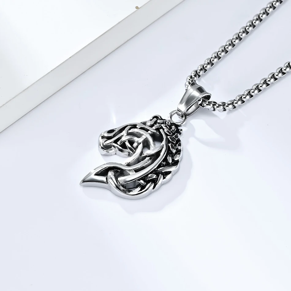 Colar Retrô de Aço Titânio com Cabeça de Cavalo Vazada. Estilo Clássico e Elegante. Joia Durável, Ideal para Presentear e um Toque de Sofisticação.