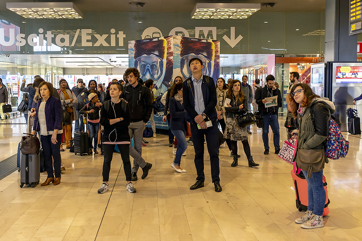 Attesa in stazione di Simone De Barba