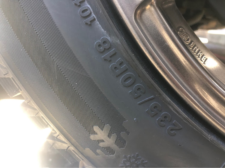 C-HRの低そうで低くない少し低い車・乗り換え決まっても弄るヤツ(￣▽￣)・冬支度（スタッドレス）・グリップマックス・エンケイpf07に関するカスタム事例の投稿画像2枚目
