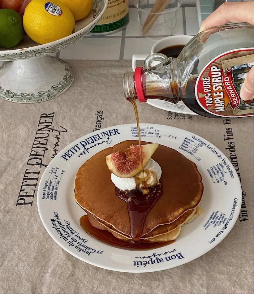 Service d'assiettes ovales en céramique pour dessert et petit-déjeuner. Appréciez la qualité et le design pour un repas parfait.