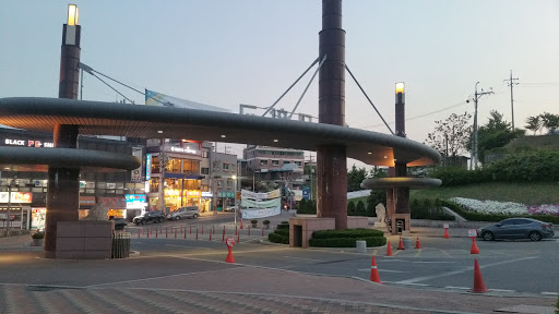 한림대학교 정문